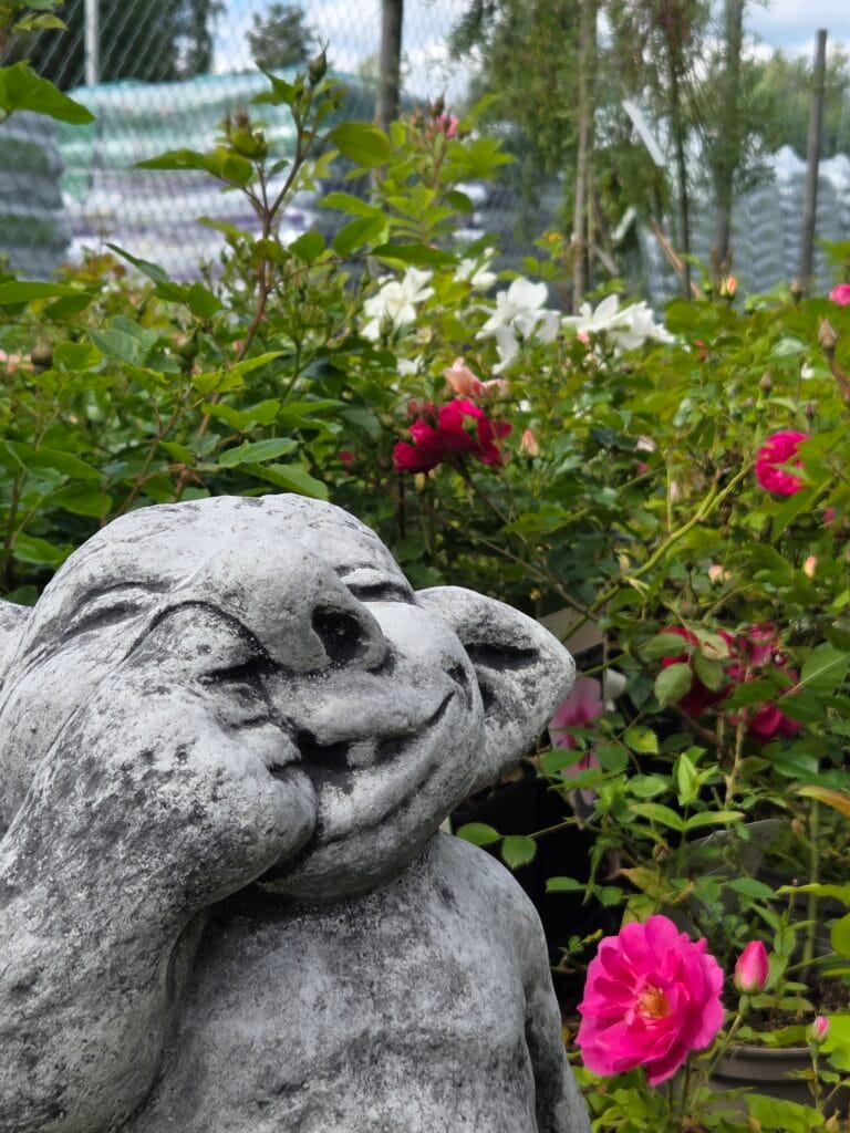 Patsas, jossa tonttu kaivaa nenäänsä